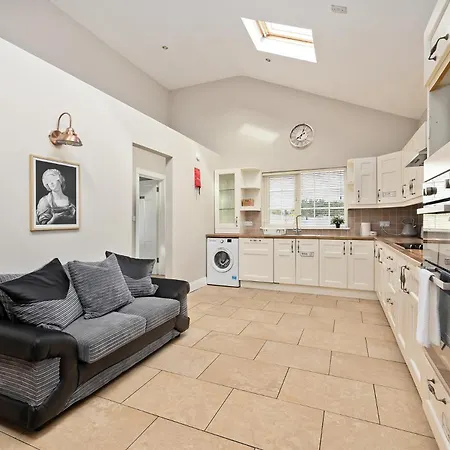 Airport منزل للإقامة *